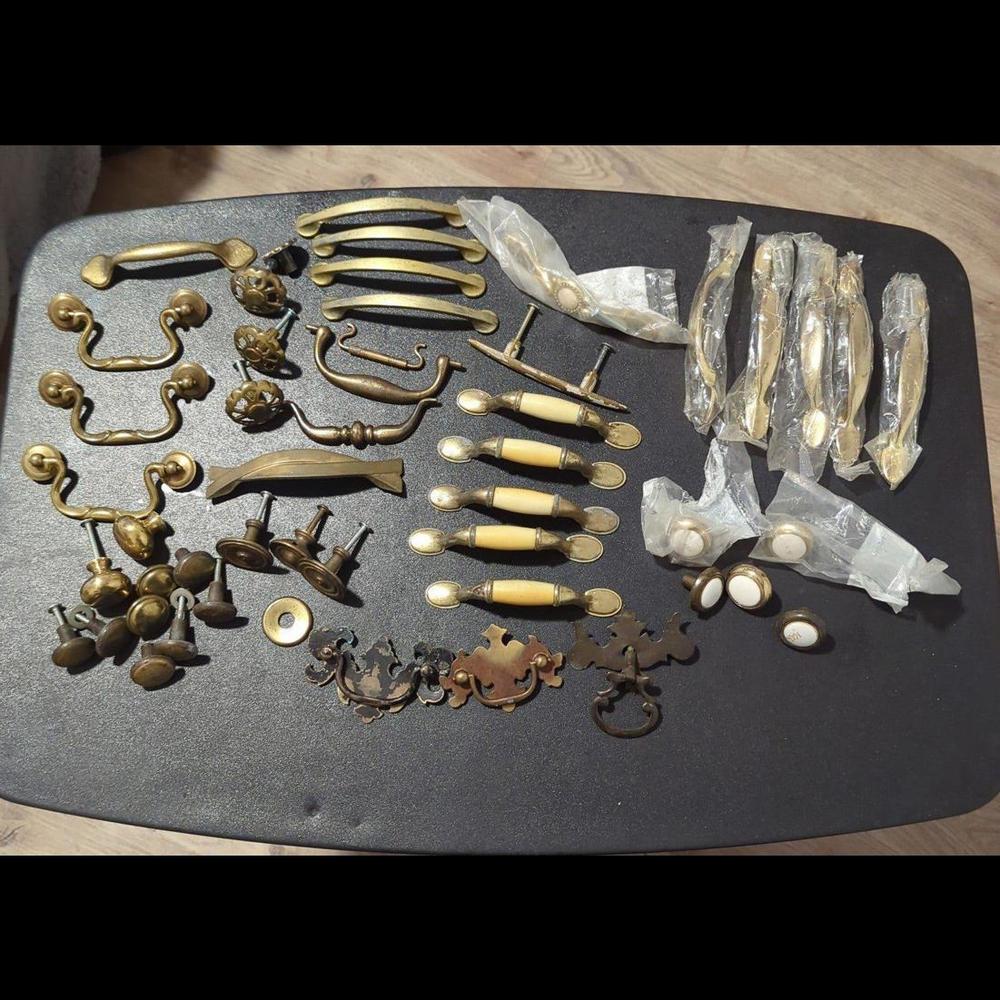 Lot of 48 handles (pulls)